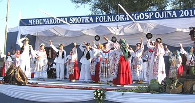 pozdrav publici na koncu nastupa-m